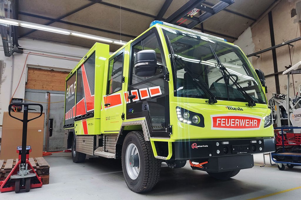 Von der SUNCAR, Meili und Rusterholz entwickeltes batterieelektrisches Feuerwehr Einsatzfahrzeug in einer Halle